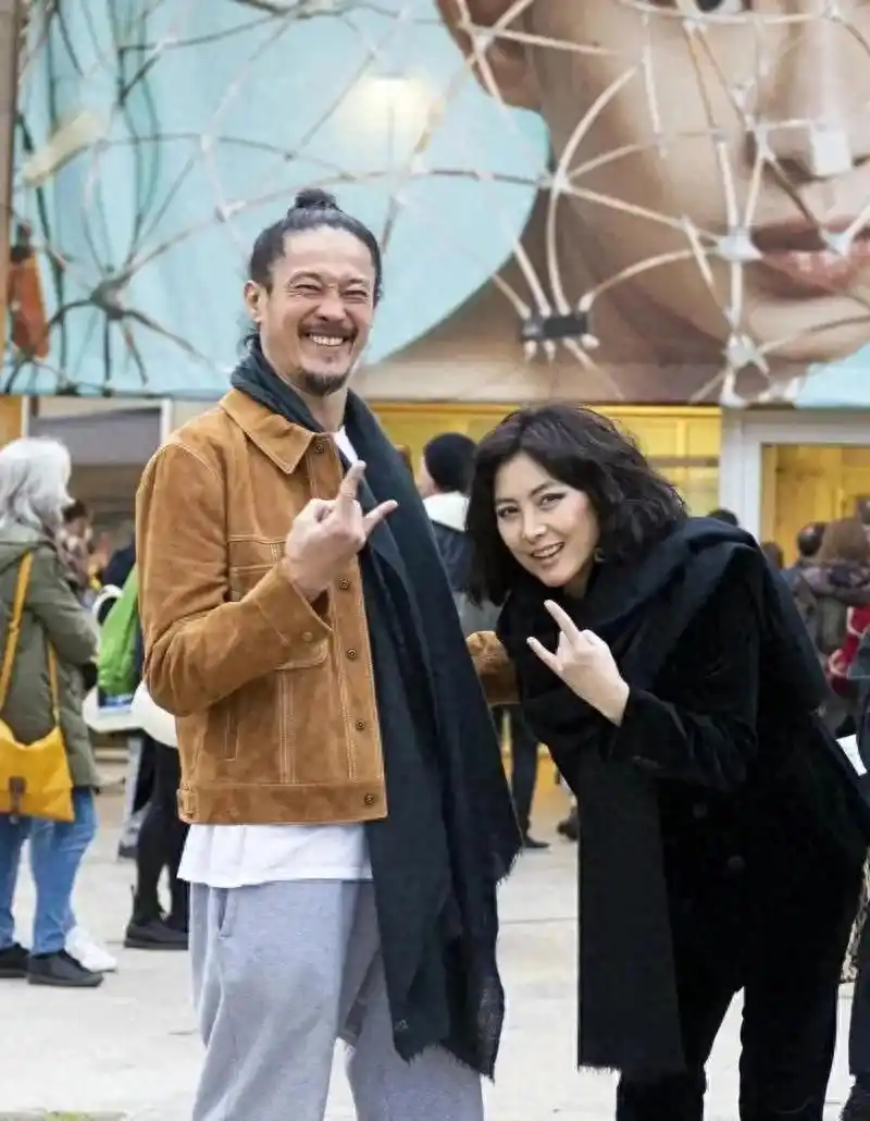 患难见真情！何超仪重金救夫，22年婚姻同框成焦点